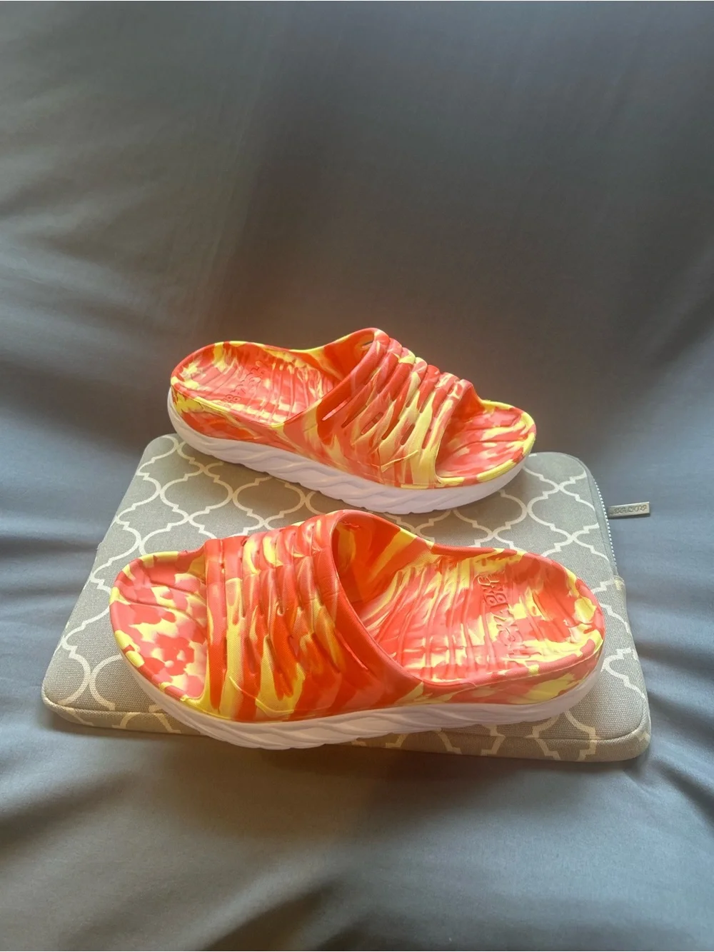 HOKA ONE ONE ORA Recovery Slide (LIKE NEW) (Sz 8 M / 10 W)